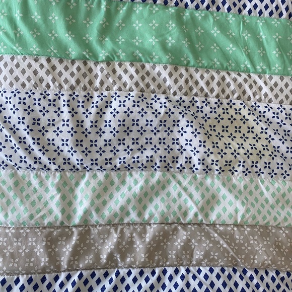 Multi colored Full sized Quilted Comforter - Picture 2 of 8